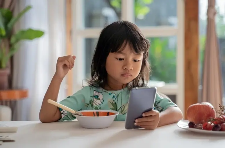 Tác Hại Khôn Lường Của Việc Dùng Điện Thoại Quá Nhiều, Đặc Biệt Ở Trẻ Em